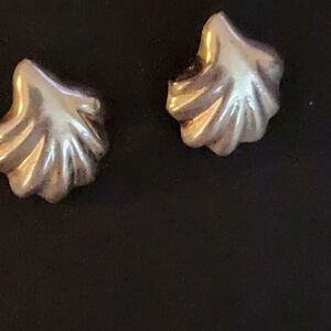 925 silver pierced earrings.